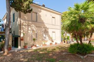 a white building with plants on the side of it at Stanza Verde degli Artisti in Rosignano Marittimo