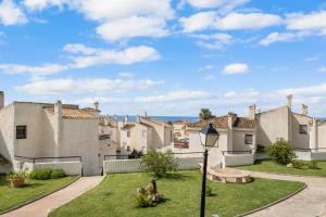 a row of houses with the ocean in the background at Casa Varadero in Santa Pola