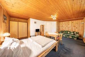 a bedroom with a bed and a table and a couch at Bungalow 13 - Finnhütte in Niesky
