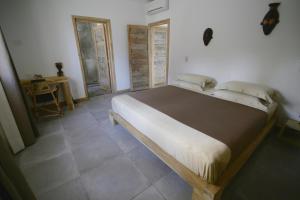 基萬嘎的住宿－Amani Home - Moja Private Beach Suite，一间卧室,卧室内配有一张大床