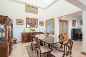 a dining room with a table and chairs at Vista Mar y Tierra in Marratxí 