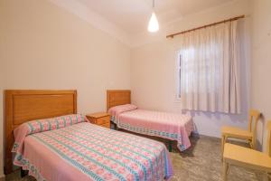 a bedroom with two beds and a window at Apartamento las Palmeras 3 in Benicarló