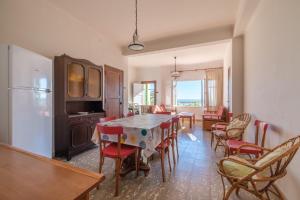 a kitchen and dining room with a table and chairs at Apartamento las Palmeras 3 in Benicarló