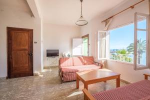 a living room with a couch and a table and a window at Apartamento las Palmeras 3 in Benicarló