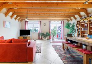 a living room with a couch and a table at Ferienwohnung am Rosenberg in Stockach