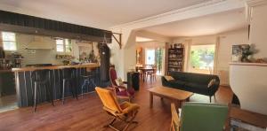 a living room with a couch and a table at Villa Esterel, Pour 14 Pers in La Faute-sur-Mer