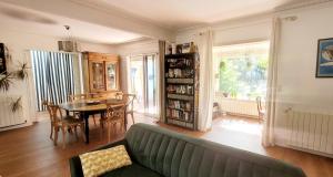 a living room with a couch and a table at Villa Esterel, Pour 14 Pers in La Faute-sur-Mer
