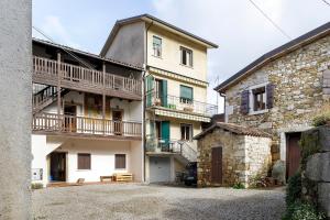 an external view of a building with a courtyard at Villa Il Cortivo 81 in Fratta
