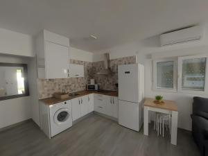 a kitchen with a washer and dryer in a room at Casa Alex 1 in Zahora