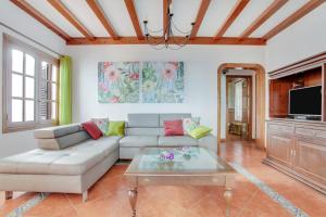 a living room with a couch and a table at Casa Salinoco in Mácher