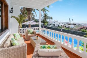 a patio with chairs and tables on a balcony at Casa Salinoco in Mácher