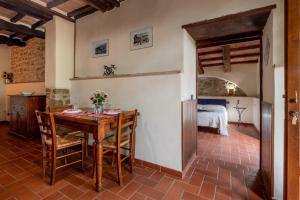 a room with a table and chairs and a bedroom at Oleandro in Arcidosso