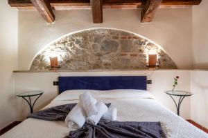 a bedroom with a bed with towels on it at Oleandro in Arcidosso