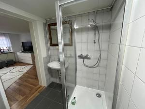 ein Badezimmer mit Dusche und Waschbecken in der Unterkunft Casa-Sarah Ferienwohnungen in Homberg + 44 Fotos