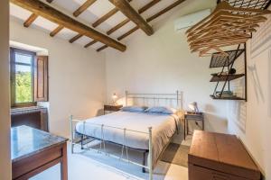 a bedroom with a bed and a desk and a window at Appartamento Gemma Verde-tavoleto in Castiglione dʼOrcia