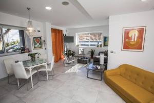 a living room with a couch and a table at San Salvador apartamento in Nerja