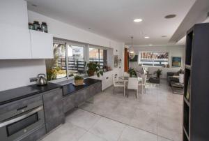 a kitchen and living room with a table and chairs at San Salvador apartamento in Nerja