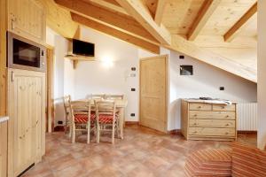 a kitchen and dining room with a table and chairs at Casa Michela Mansarda in Valfurva