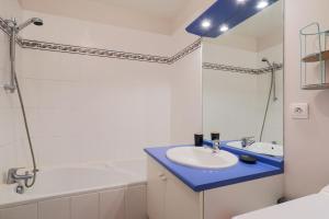 a bathroom with a sink and a bath tub at T2 avec terrasse proche plages in Pléneuf-Val-André +13 photos