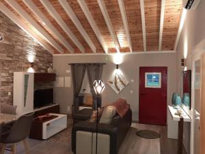 a living room with a couch and a table at Casa das Cales in Angra do Heroísmo