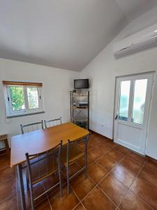 a dining room with a wooden table and chairs at Alojamento Local Vale dos Vascos in Alvaro
