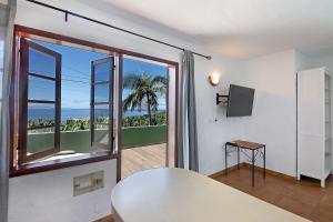 a room with a table and a view of the ocean at Casa Garten in Tijarafe