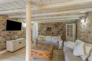 a living room with a couch and a table at Toscana Di Corvo in Moya