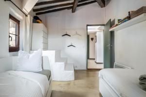 a room with two beds and a stair case at Les 3 vues in Tourrettes-sur-Loup