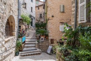 an alley in an old town with stone buildings at Les 3 vues in Tourrettes-sur-Loup