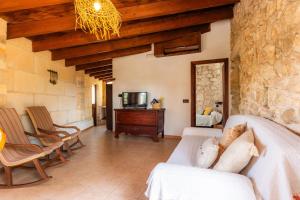 a living room with a couch and a tv at Es Colomer in Petra