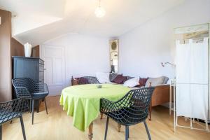 a room with a table and chairs and a bed at L'Eclose Chambre Ildut in Le Guilvinec