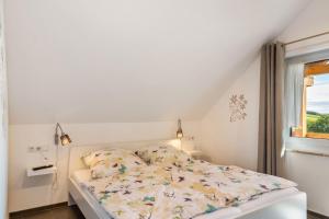 a white bed in a room with a window at Pur Wohnen - Wohnung Fernsicht in Bad Griesbach