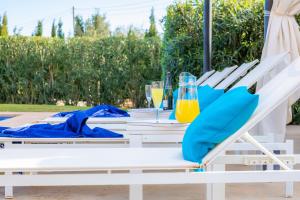 ein weißer Tisch mit Stühlen und Weingläsern in der Unterkunft Finca Llum in Islas Baleares
