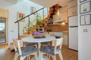 a kitchen and dining room with a table and chairs at Vanilla Ocean Chalet in Majanicho
