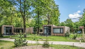 a house in the woods with a garden at Summio Vakantiepark Schaijk in Schayk +10 photos