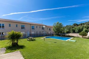 a yard with a swimming pool and a building at Las Gargantas de Gredos in Burgohondo