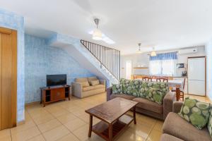 a living room with two couches and a tv at Las Gargantas de Gredos in Burgohondo