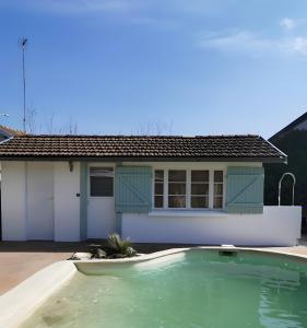 a house with a swimming pool in front of it at Ô'wazo, Jolie Maison, Piscine in Lanton