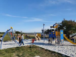 a group of people playing on a playground at Ô'wazo, Jolie Maison, Piscine in Lanton