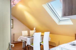a dining room with a table and a skylight at Fewo Wilhelmshaven Langewerth in Wilhelmshaven +16 photos