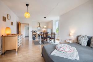 a bedroom and living room with a bed and a dining room at Sonne, Wind und Wetter in Wurster Nordseeküste
