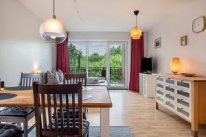 a dining room and living room with a dining table at Sonne, Wind und Wetter in Wurster Nordseeküste