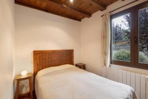 a bedroom with a bed and a window at Casa Independiente En Angoustrine in Angoustrine