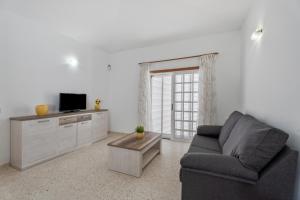a living room with a couch and a tv at Bonita Casa Annie in Abades