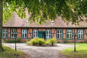 a red brick building with a green door at Altes Polchower Pfarrhaus in Alt Polchow