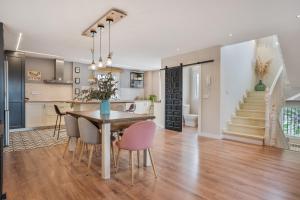 a kitchen and dining room with a table and chairs at Villavillanos in Otura