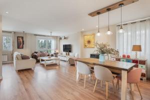 a dining room and living room with a table and chairs at Villavillanos in Otura