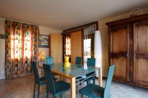 a dining room with a table and chairs at La Chambre de Cécile in Albi