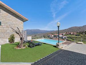a house with a swimming pool and a street light at Casa Dona Florinda in Ermida
