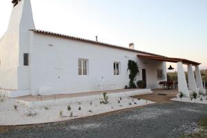 ein weißes Haus mit einem Hof davor in der Unterkunft Monte Barriga in Beja